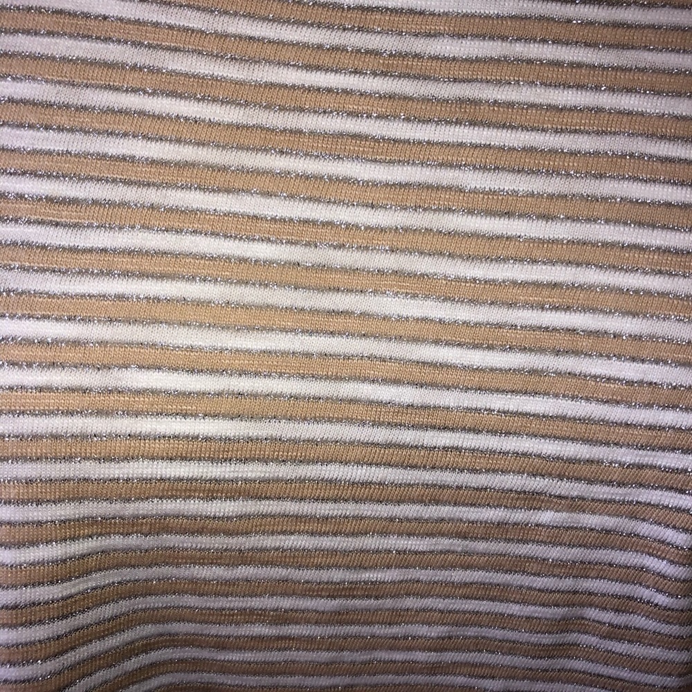 CHICOS SIZE 0 SIZE SMALL THE ULTIMATE TEE WITH METALLIC THREAD THRU TAN & WHITE - Picture 2 of 4
